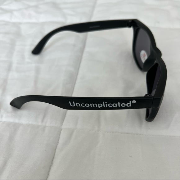 New Tiége Hanley Uncomplicated Sunglasses - Picture 7 of 16